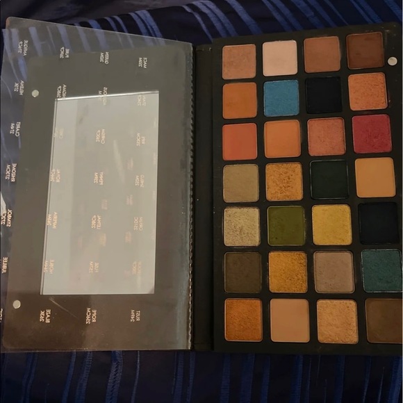 Natasha denona metropolis - Picture 3 of 3